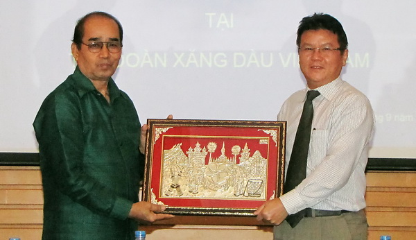 Laotian Ministry of Industry and Trade working delegation visited and worked with Petrolimex