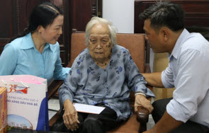 TKNB thăm, tri ân Mẹ VNAH Đào Thị Nhành và 10 gia đình chính sách tại Nhà Bè và Phú Xuân