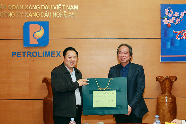 Chủ tịch CMSC Nguyễn Hoàng Anh kiểm tra công tác bán hàng đảm bảo nguồn tại Petrolimex Nghệ An