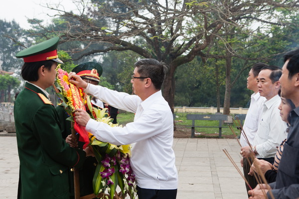 Petrolimex Quảng Trị dâng hương lên các anh hùng liệt sĩ tại NTQG Trường Sơn