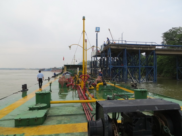 Kho Xăng dầu Việt Trì nhập xăng chuyến đầu tiên bằng đường thủy