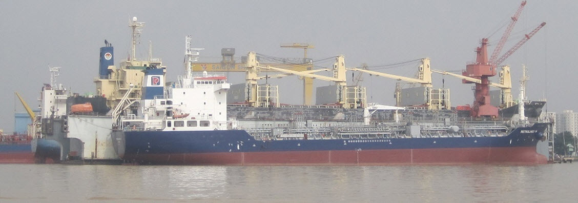 Cấp dầu nhờn hàng hải Total-Lubmarine cho tàu Petrolimex 14