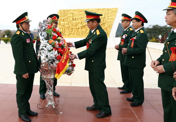 Lễ dâng hương các AHLS quân tình nguyện Việt Nam tại Xiêng Khoảng (CHDCND Lào)
