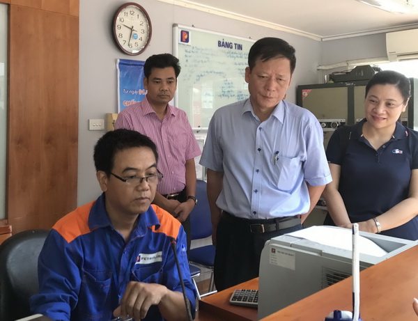TGĐ Petrolimex Trần Văn Thịnh kiểm tra công tác chuẩn bị thanh toán bằng thẻ ATM tại CHXD