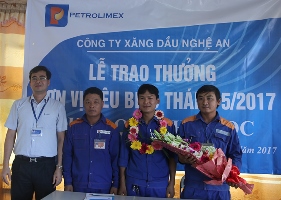 Petrolimex Nghệ An tôn vinh CHXD Quỳnh Ngọc đạt đơn vị tiêu biểu tháng 5/2017