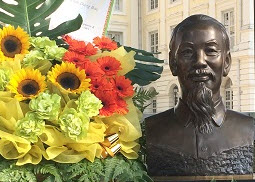 Dâng hoa kỷ niệm 69 năm Quốc khánh và tưởng nhớ Chủ tịch Hồ Chí Minh