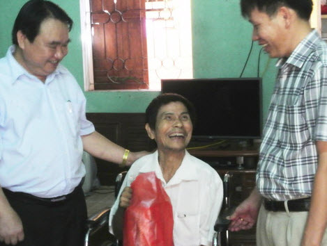Petrolimex Hà Bắc thăm hỏi, tặng quà Trung tâm điều dưỡng Thương binh Lạng Giang