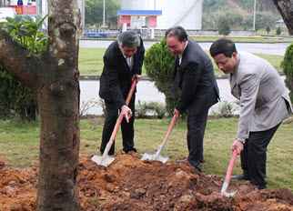 TGĐ Petrolimex Trần Văn Thịnh trồng cây lưu niệm tại Kho Xăng dầu Lào Cai
