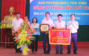 PGC tôn vinh Petrolimex Phú Thọ đạt sản lượng hơn 2.000 tấn năm 2016