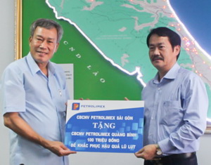 Petrolimex Sài Gòn trao 100 triệu đồng giúp CBCNV-NLĐ Petrolimex Quảng Bình khắc phục hậu quả bão lũ