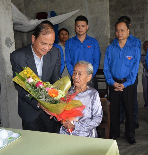 Petrolimex T.T Huế thăm hỏi, tặng quà Mẹ Việt Nam Anh hùng