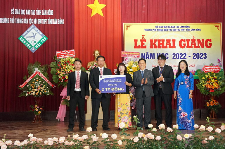 Petrolimex Lâm Đồng ủng hộ Trường phổ thông dân tộc nội trú 2 tỷ đồng dịp khai giảng niên khóa 2022 - 2023
