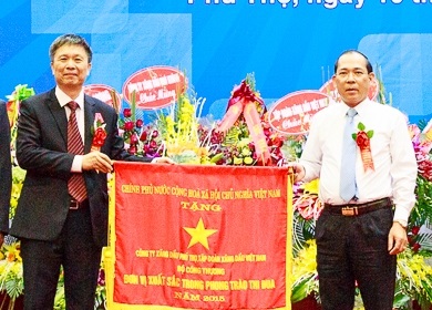 Petrolimex Phú Thọ đón nhận Cờ thi đua của Thủ tướng Chính phủ