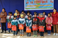 Tham gia hoạt động tình nguyện tại Trường Tiểu học Vĩnh Khương