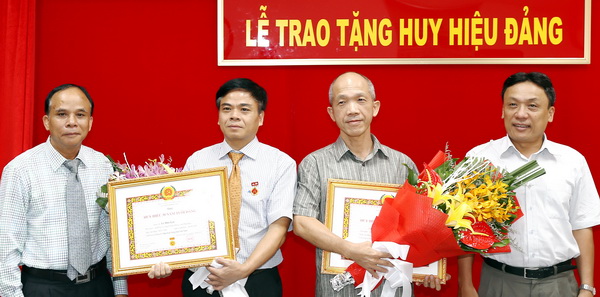 Lễ trao huy hiệu 30 năm tuổi Đảng tặng đ/c Lê Đức Lợi và Dương Quang Minh