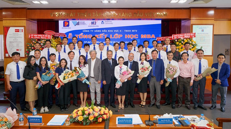 Petrolimex Sài Gòn chúc mừng 31 tân Thạc sĩ QTKD khóa đầu tiên