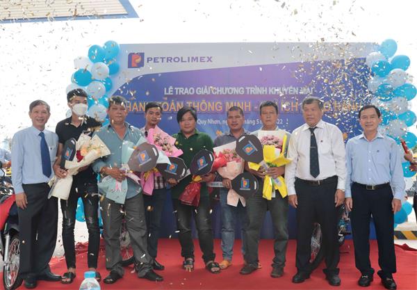 Petrolimex trao giải Chương trình “Thanh toán thông minh - Lợi ích đồng hành” tại Bình Định