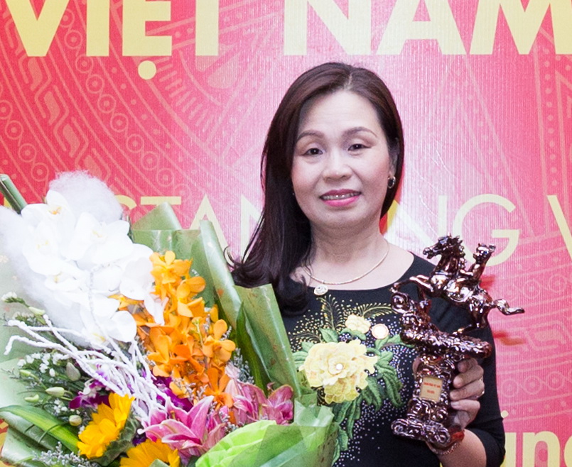 CT kiêm GĐ Petrolimex Quảng Trị Hoàng Thị Hoa nhận Cúp Thánh Gióng