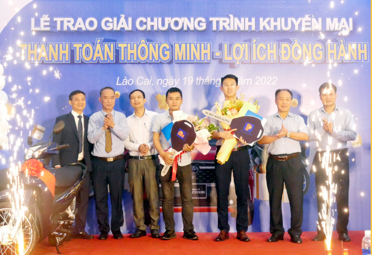 Sở hữu số Petrolimex ID may mắn, Lào Cai có 2 khách hàng trúng thưởng xe máy Honda Wave Alpha