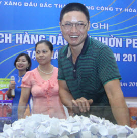 Ông Phạm Tuấn Tùng (Đồng Hỷ - Thái Nguyên) trúng thưởng xe máy khi mua Dầu nhờn Petrolimex