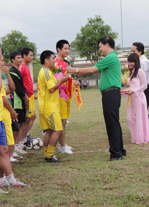 Giao lưu bóng đá với Mai Linh (Nghệ An)