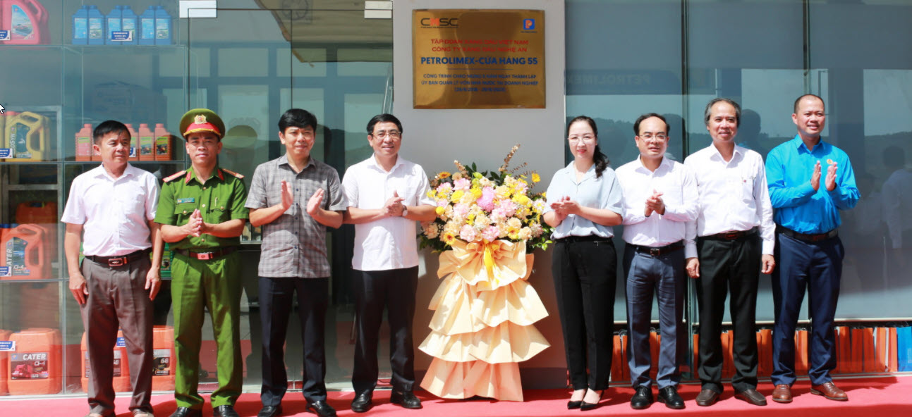 Petrolimex gắn biển chào mừng 5 năm ngày thành lập CMSC tại CHXD số 55 huyện Đô Lương