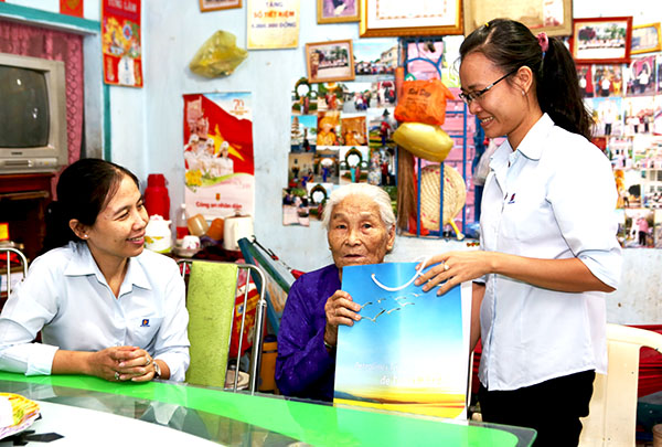 Petrolimex Tây Ninh cùng đoàn làm phim "Petrolimex ký sự" thăm Mẹ Việt Nam anh hùng Nguyễn Thị Chồi