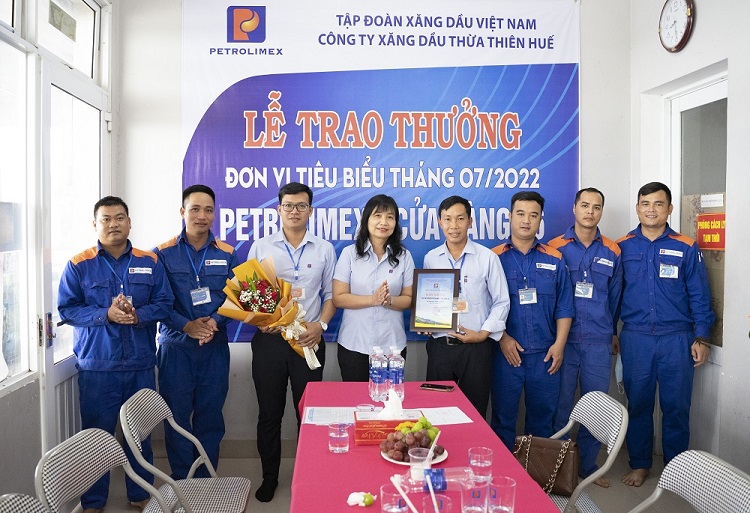 Petrolimex Thừa Thiên Huế vinh danh CHXD số 36 dẫn đầu thi đua tháng 7/2022