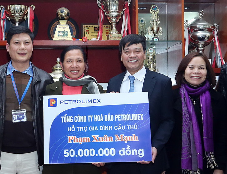 PLC trao 100 triệu đồng giúp đỡ gia đình 2 cầu thủ U23 Việt Nam