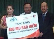 Pjico trao 800 mũ bảo hiểm tặng phụ nữ đồng bào dân tộc Thái