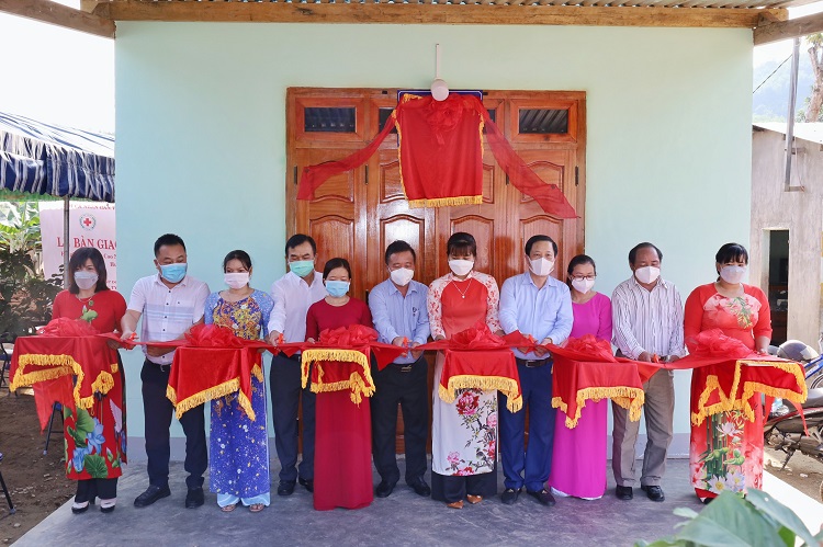 Petrolimex Khánh Hòa trao 11 nhà tình nghĩa tặng người nghèo huyện Khánh Vĩnh