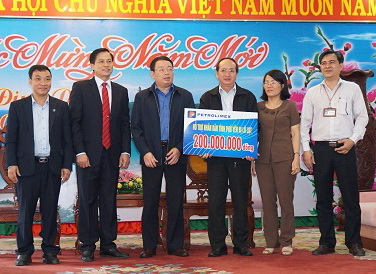 Petrolimex Khánh Hòa trao 200 triệu đồng hỗ trợ đồng bào vùng lũ tỉnh Phú Yên