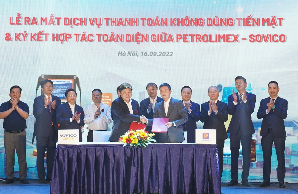 Petrolimex launches cashless payment services