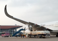 Nạp nhiên liệu cho Airbus A350 XWB tại sân bay Nội Bài