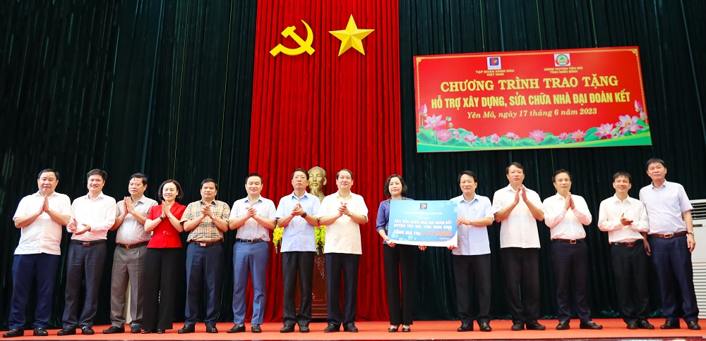 Petrolimex đồng hành cùng Ban Công tác đại biểu tặng nhà đại đoàn kết tại Ninh Bình