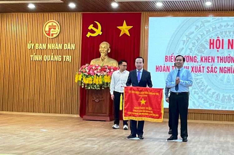 Công ty Xăng dầu Quảng Trị vinh dự nhận Cờ thi đua Giải đặc biệt của UBND tỉnh Quảng Trị