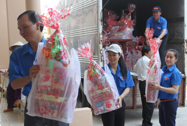 Tin ảnh: Tặng quà gia đình chính sách, hộ nghèo đón Tết