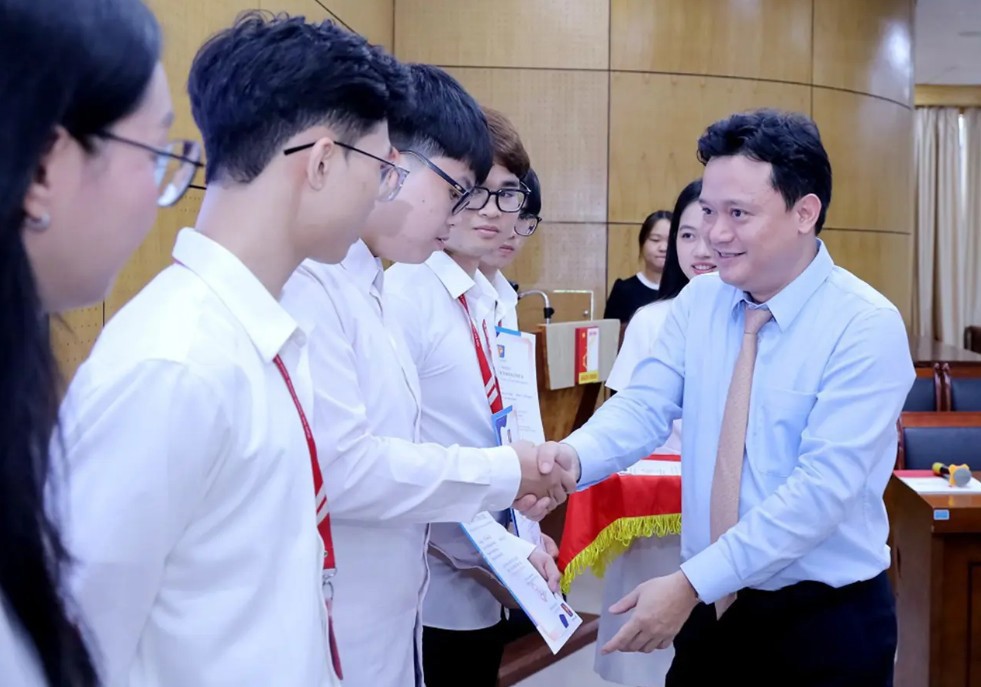Petrolimex awards scholarships to HUST students for 2024-25 second semester