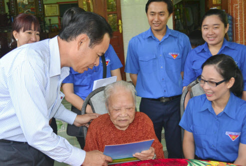 Petrolimex Tiền Giang thăm, tặng quà các Mẹ Việt Nam Anh hùng