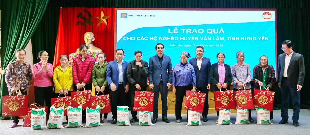 Petrolimex trao 20 tấn gạo và 1.000 suất quà tặng các hộ nghèo huyện Văn Lâm tỉnh Hưng Yên