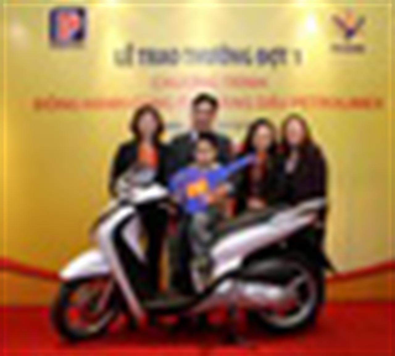 Trao giải chương trình “Đồng hành cùng thẻ xăng dầu Petrolimex” đợt 1