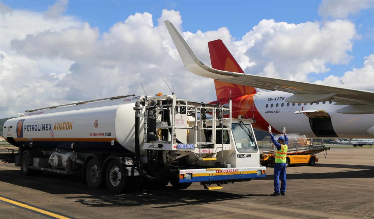 Petrolimex Aviation tra nạp nhiên liệu cho chuyến bay thương mại đầu tiên của Sun PhuQuoc Airways