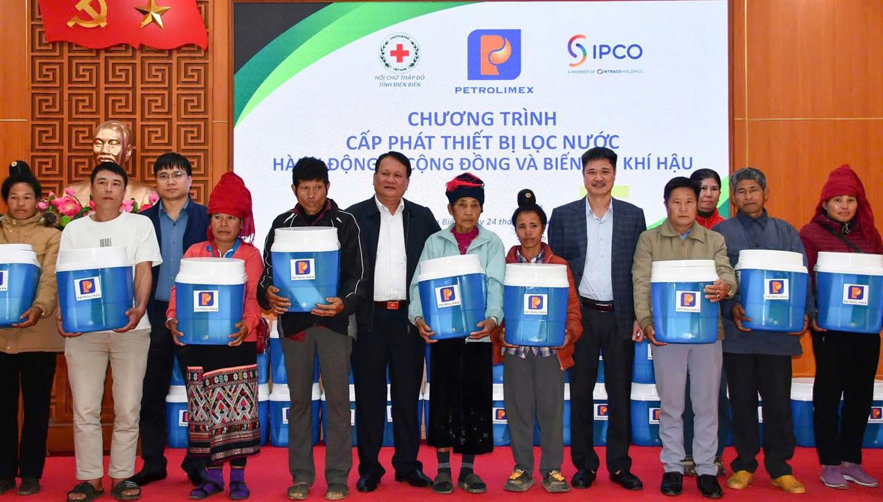 Petrolimex trao 600 bình lọc nước tặng người dân nghèo trên địa bàn tỉnh Điện Biên