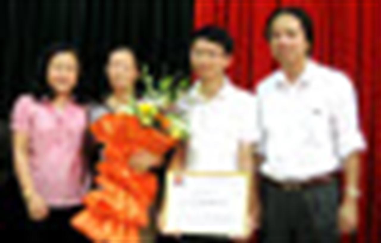 TCT Xăng dầu Việt Nam tặng 10 triệu đồng cho em Tăng Văn Bình