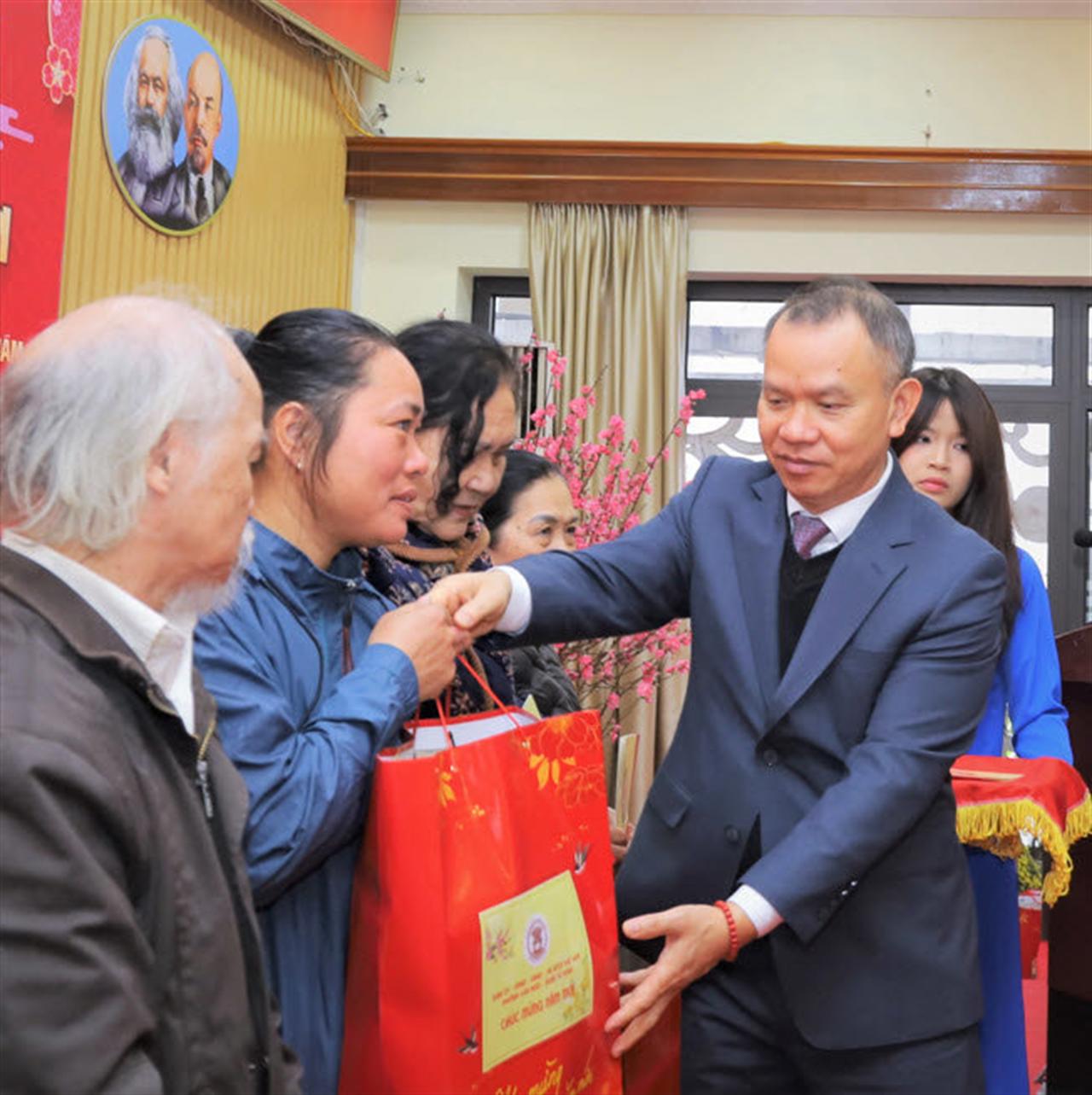 Petrolimex đồng hành cùng phường Văn Miếu – Quốc Tử Giám trong chương trình "Xuân Đoàn kết - Tết đoàn viên"