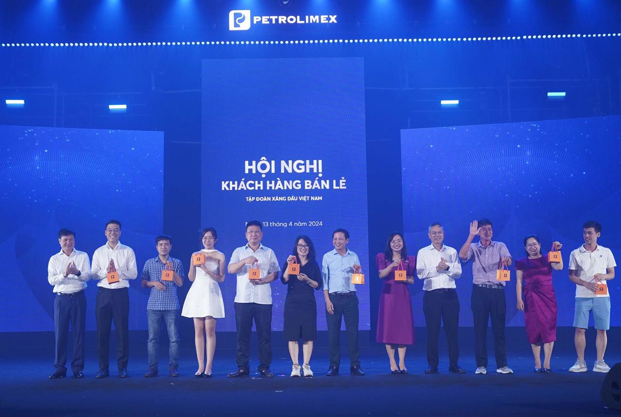Tin ảnh: Hội nghị khách hàng bán lẻ Petrolimex 2024