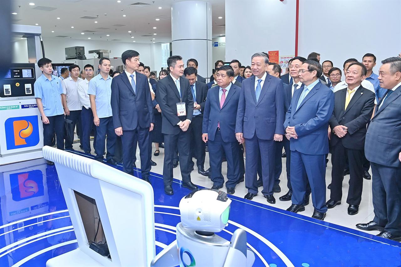 Tổng Bí thư Tô Lâm, Thủ tướng Chính phủ Phạm Minh Chính và các Lãnh đạo Đảng, Nhà nước thăm gian trưng bày của Petrolimex tại Triển lãm quốc tế Đổi mới sáng tạo Việt Nam 2025