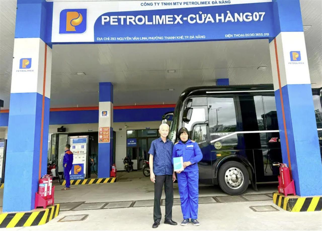 Nhân viên CHXD số 07 - Petrolimex Đà Nẵng kịp thời trả lại tài sản khách hàng đánh rơi