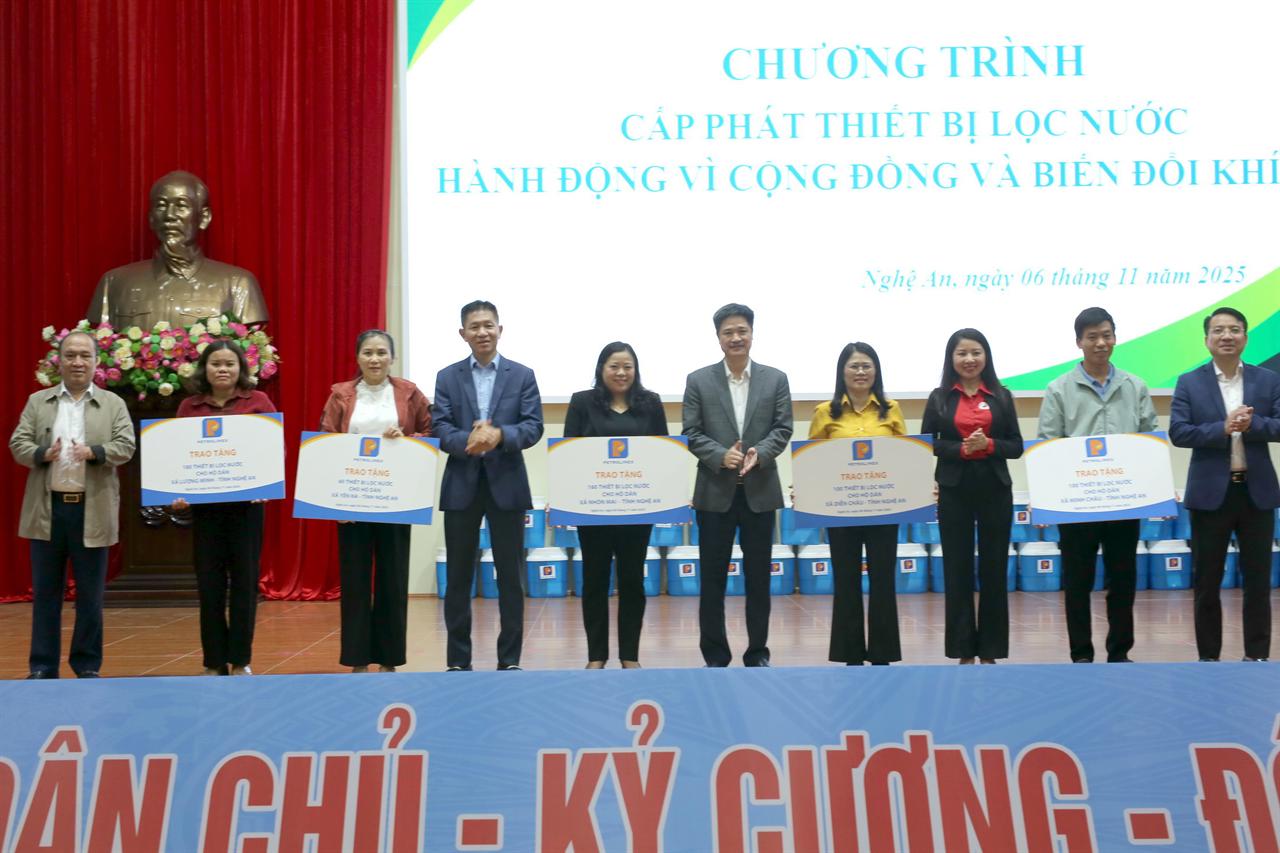 Petrolimex trao 600 bình lọc nước tặng người dân nghèo trên địa bàn tỉnh Nghệ An