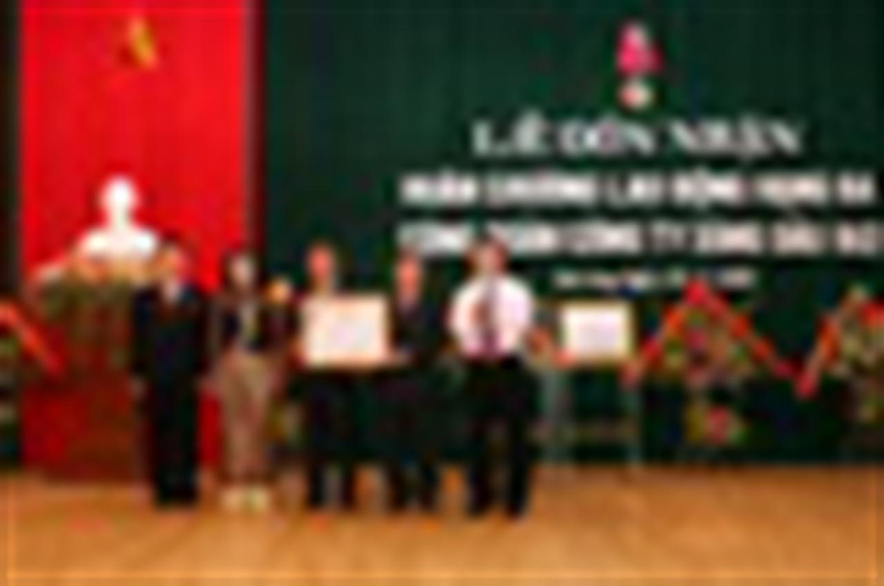 Công đoàn Công ty xăng dầu B12 đón nhận Huân chương Lao động hạng Ba
